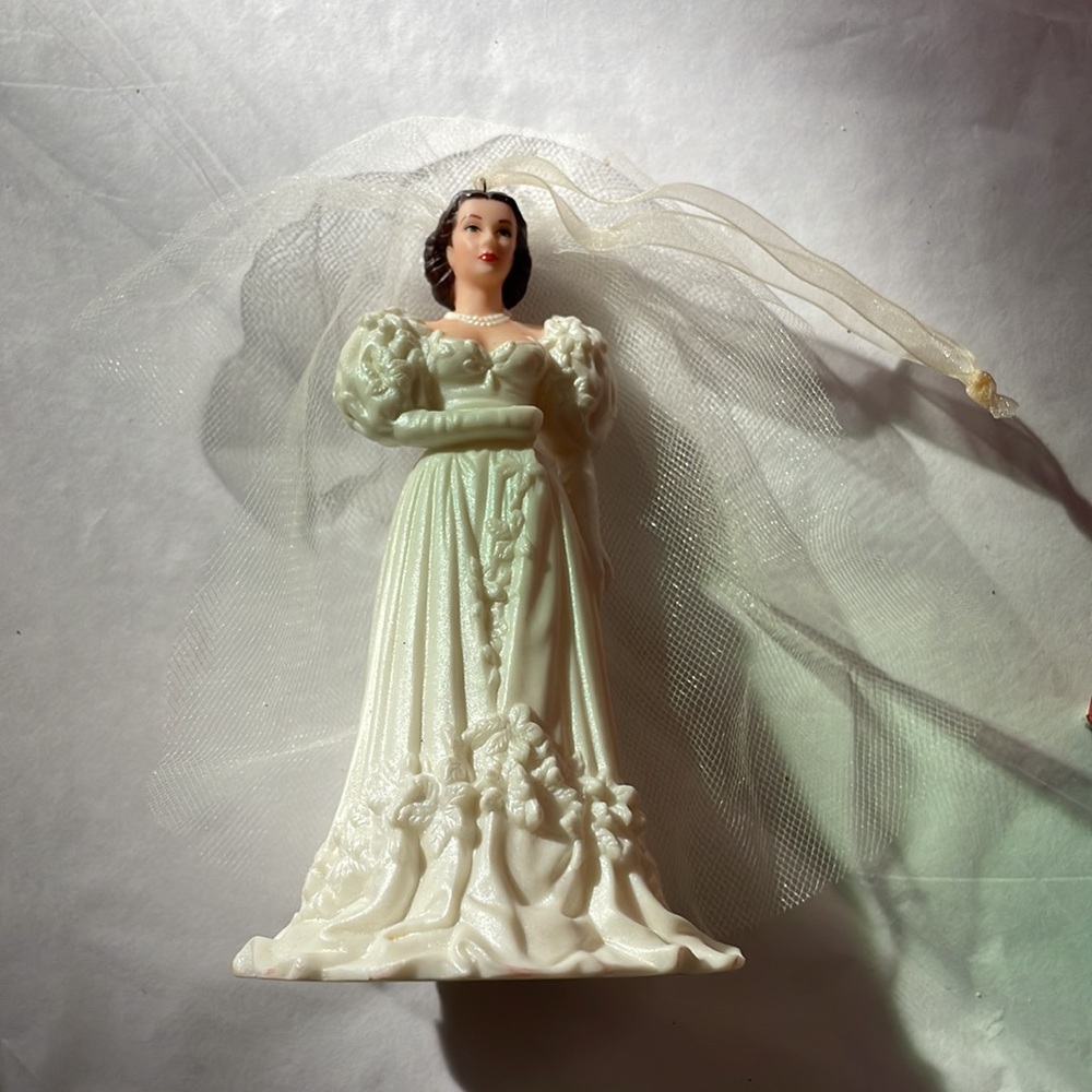 Hallmark Scarlett O’Hara ornament - Picture 2 of 4